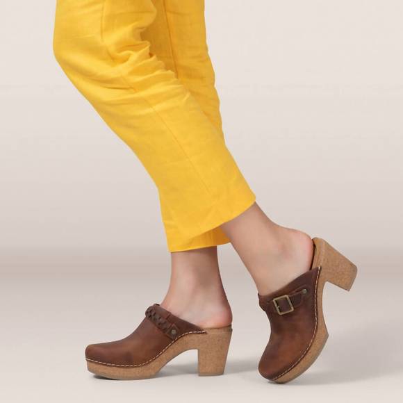 NEW AETREX women's corey heeled clog in brown - Picture 7 of 8